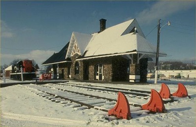 Station de train enneigée et ciel bleu