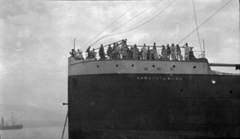 Un grand groupe de personnes sur un bateau