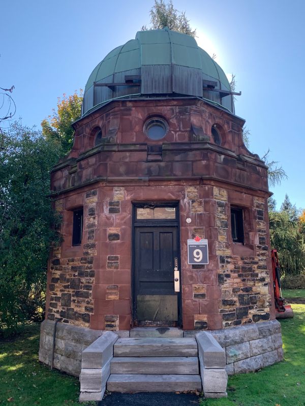 Un observatoire, bâtiment en pierre et ciel bleu