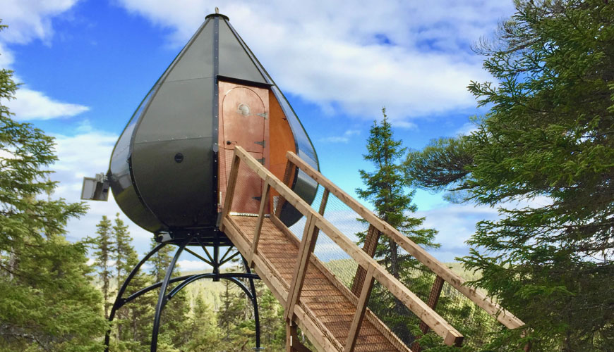 A Parks Canada Ôasis accommodation installed in the forest canopy with an access ramp.