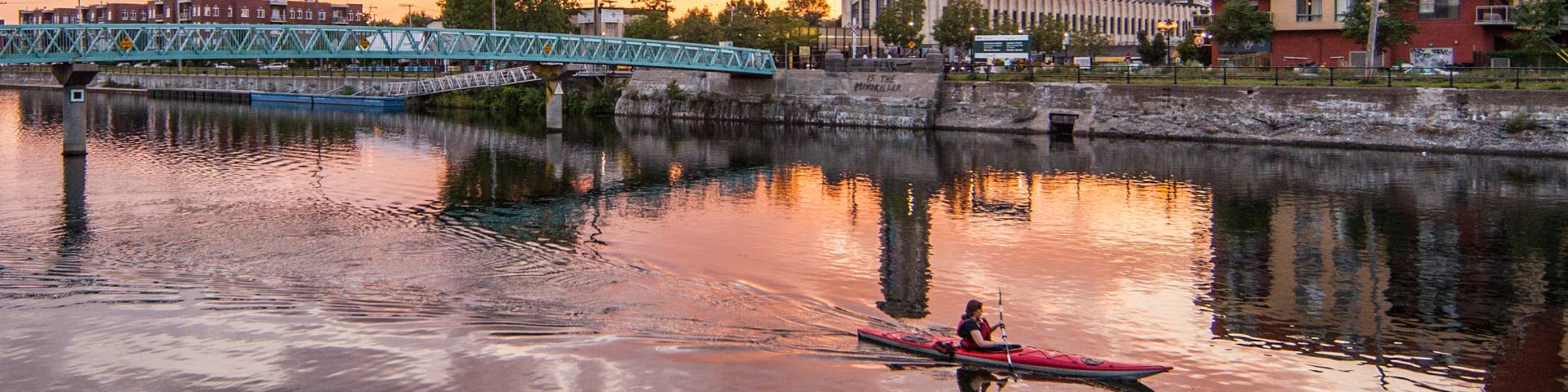 La piste du canal de Lachine, longue de 14 km, est très prisée des cyclistes.