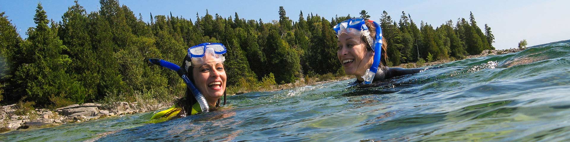 Deux plongeurs dans l'eau