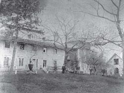 Vue de la façade du manoir, de la tour de la bibliothèque et de la façade du musée familial, vers 1893