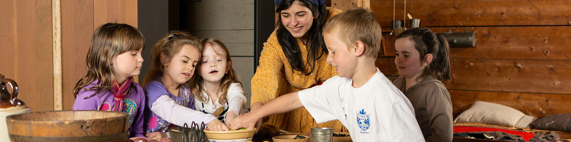 Les élèves écoutent un programme scolaire avec interprète costumé à Fort Langley