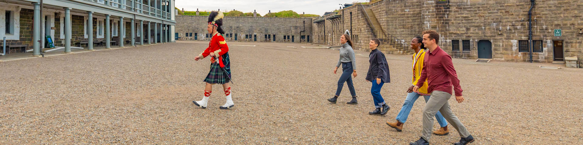 Les visiteurs en visite guidée.