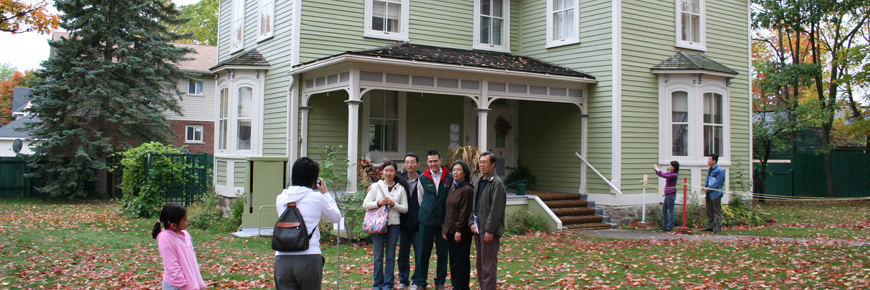 Un groupe devant la maison historique.