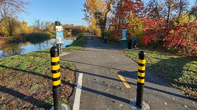 Entrance to the trail along the Canal-de-Chambly.