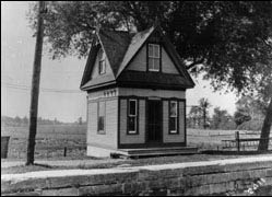 Logette de style Néo-Queen-Anne (petit bâtiment avec toit en pignon servant à abriter les éclusiers) sur la berge de l'écluse numéro 8 au canal de Chambly.