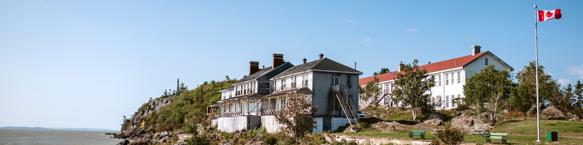 Vue des hôtels de 2e et de 3e classe et de la croix celtique à partir du quai à Grosse-Île.