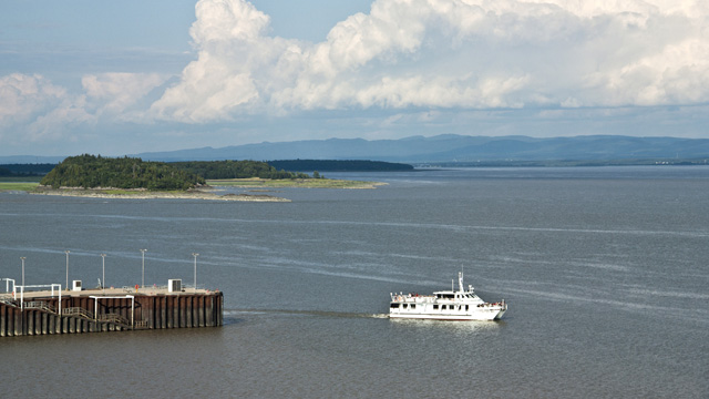 Vue d'un bateau quittant le quai de Grosse-Île et de l'archipel de l'Isle-aux-Grues.