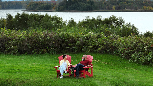 Two red chairs at Fort-Lennox