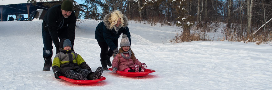 deux enfants faisant de la luge