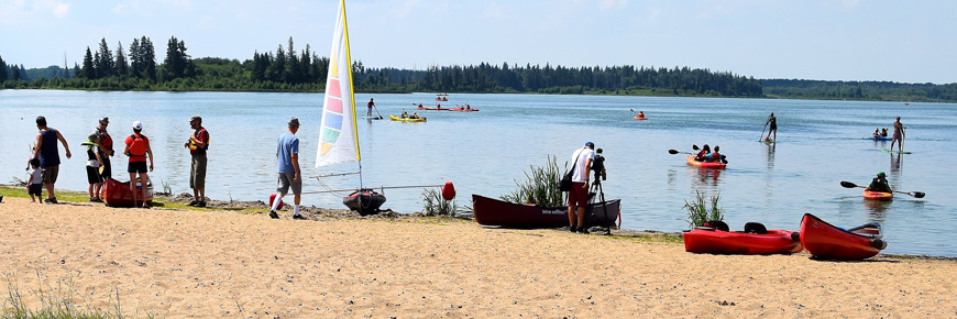 La plage du lac Astotin par une journée occupée.