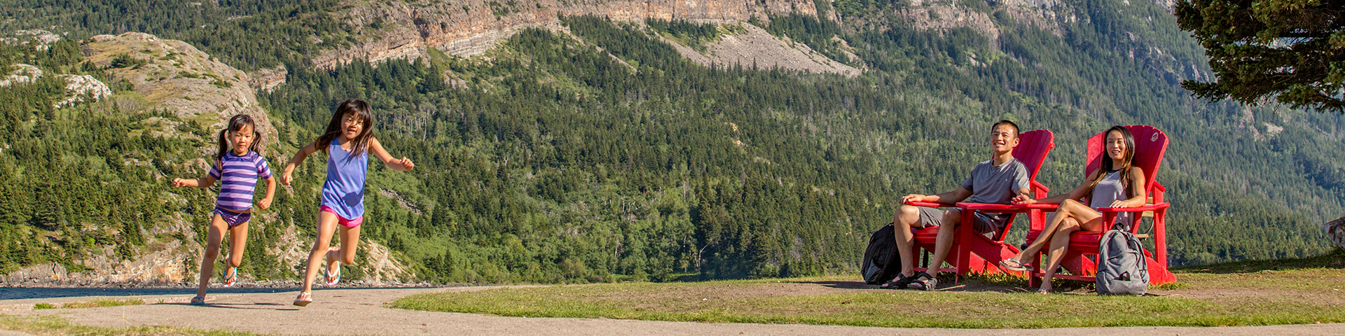 Les chaises rouges du parc national des Lacs-Waterton