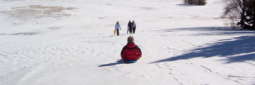 Des enfants glissant sur une côte