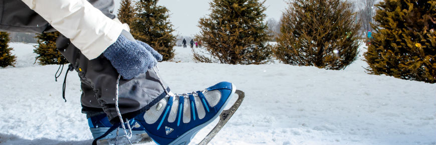 Une personne laçant ses patins à glace