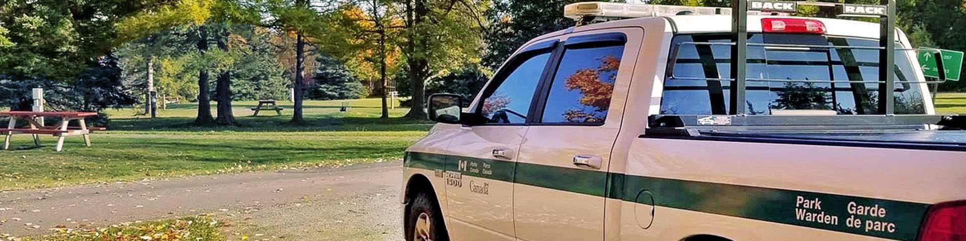 Un camion de gardes de parcs dans le terrain de camping