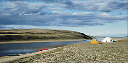 Camping sur la rivière Thomsen © Parcs Canada