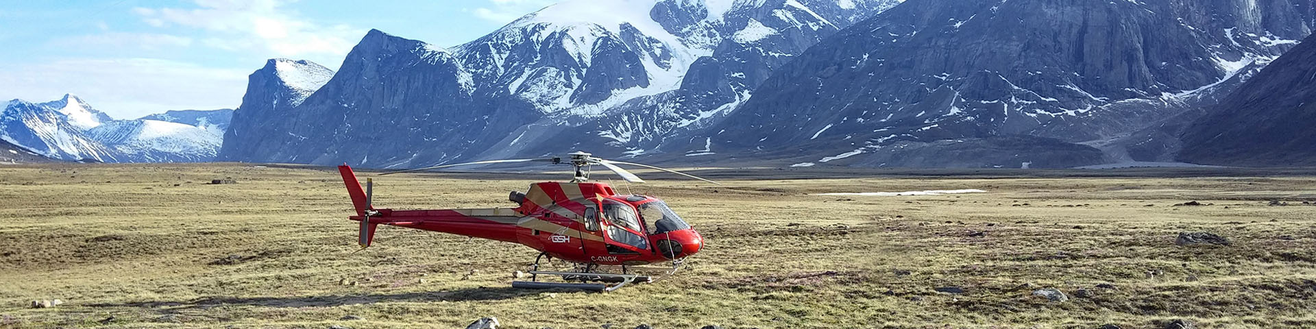 Un hélicoptère dans la toundra du parc national Auyuittuq.