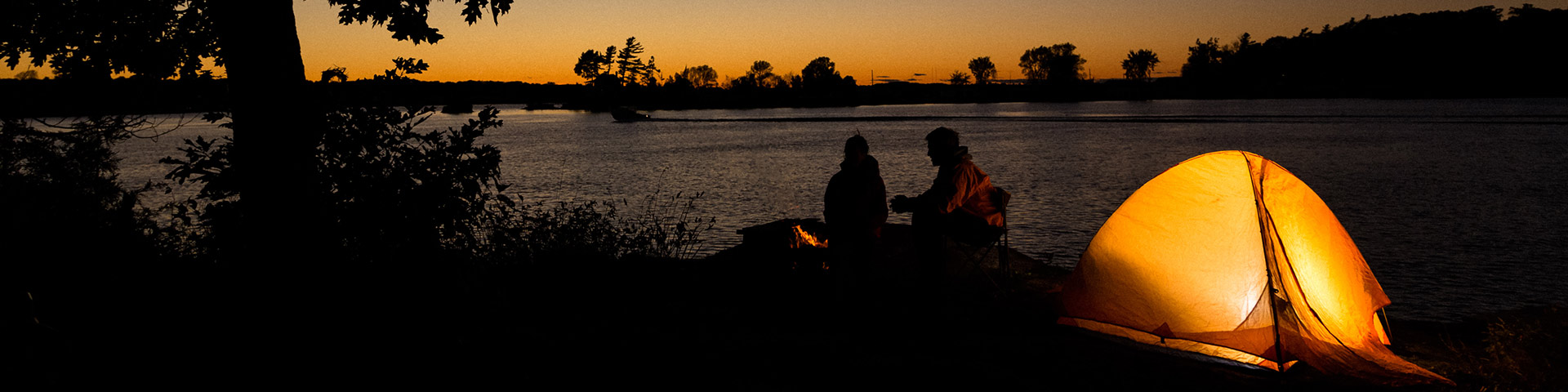 Une tente installée le long du rivage la nuit.