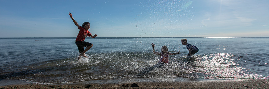 Une fille nageant dans le lac.