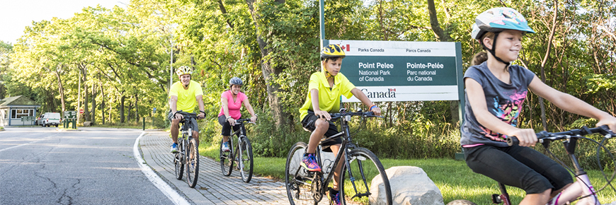 Une famille se diverti en vélo à la Pointe-Pelée.