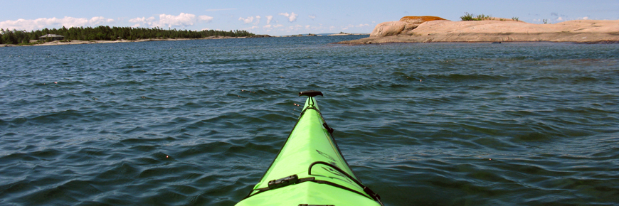 Un kayak glisse à travers l'eau.