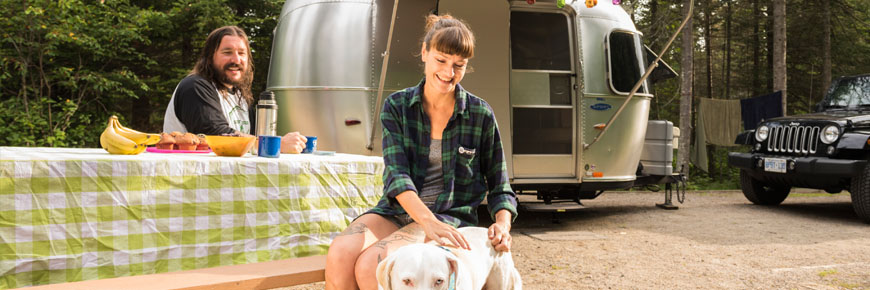 Deux campeurs et un chien