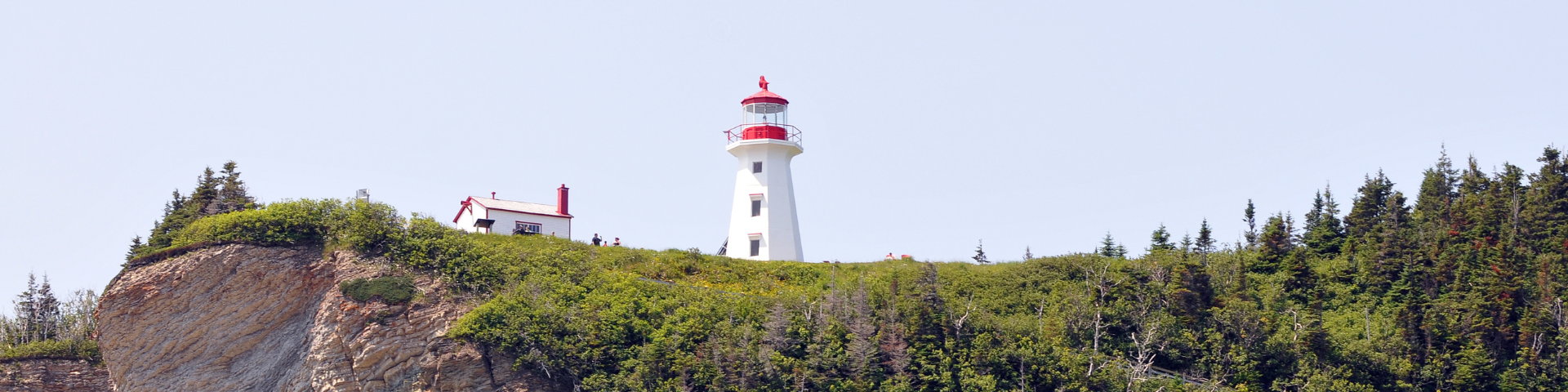 Un phare avec deux bâtiments. 