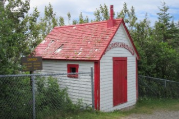 The cannon shelter in 2016 surrounded by a fence.