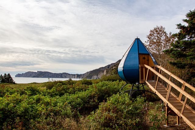 Oasis with its access ramp and the view on the sea and cliffs.