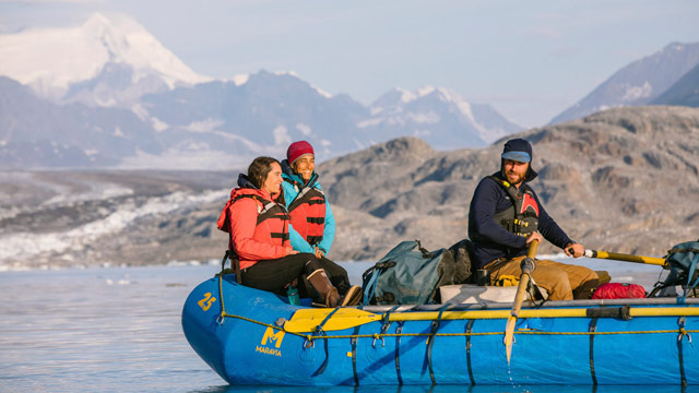 Personnes en radeau sur la rivière Alsek