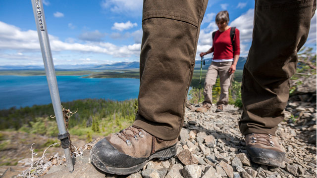 Vue rapprochée des chaussures de randonnée