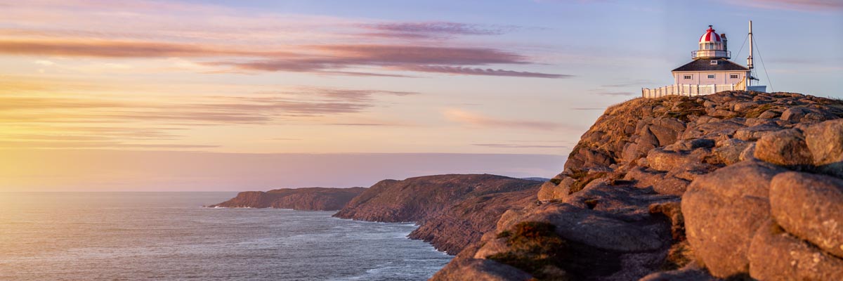 Vue aérienne du lieu historique national du Phare-de-Cap-Spear lors du lever de soleil.