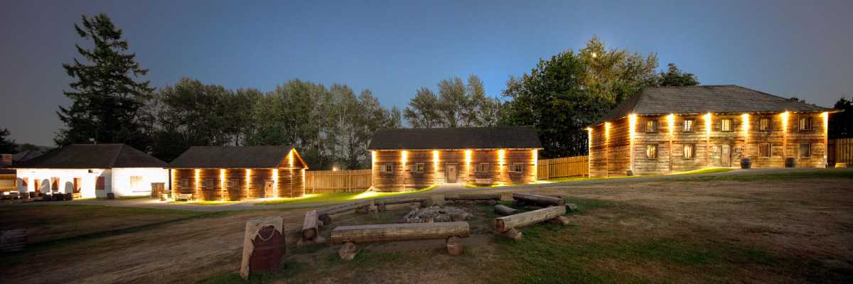 À l'intérieur des murs du fort Langley à la tombée de la nuit.