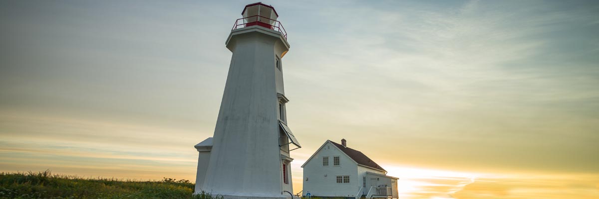 La station de phare et la maison du gardien de l’île aux Perroquets au lever du soleil dans la réserve de parc national de l’Archipel-de-Mingan.