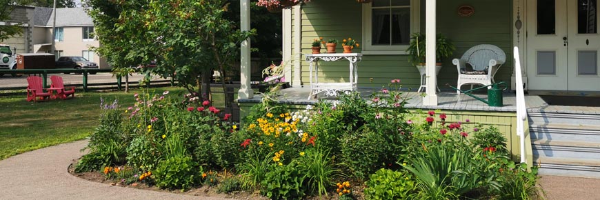 Les jardins ornementaux devant la Maison-Commémorative-Bethune.