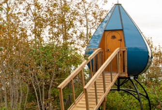 A Parks Canada Ôasis accommodation installed in the forest canopy with an access ramp.