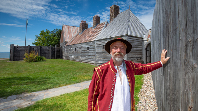 Un interprète en costume d’époque devant l’Habitation.