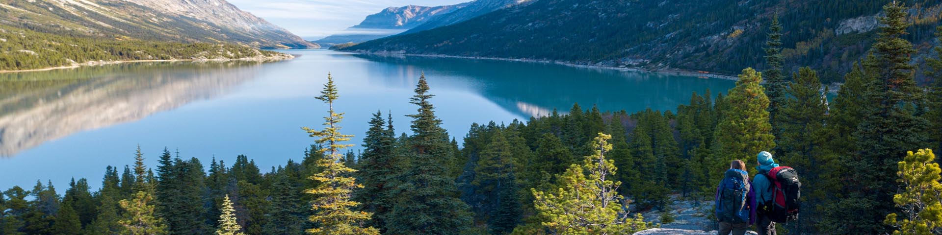 Les randonneurs arrivent au lac Bennett (ville de Bennett), à la fin du sentier Chilkoot