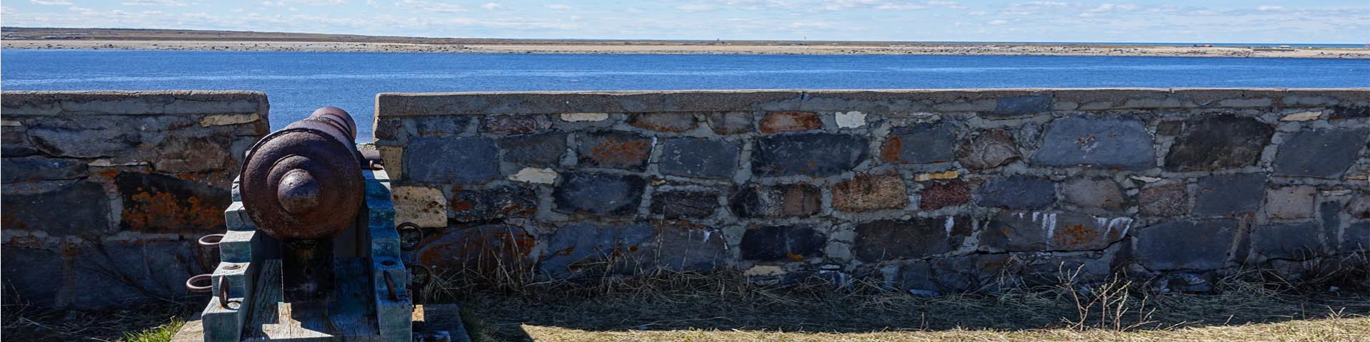 Un canon pointe vers l’extérieur autour du périmètre des murs de pierre du fort Prince-de-Galles